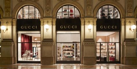 Negozi di abbigliamento Gucci nella città di Arona 